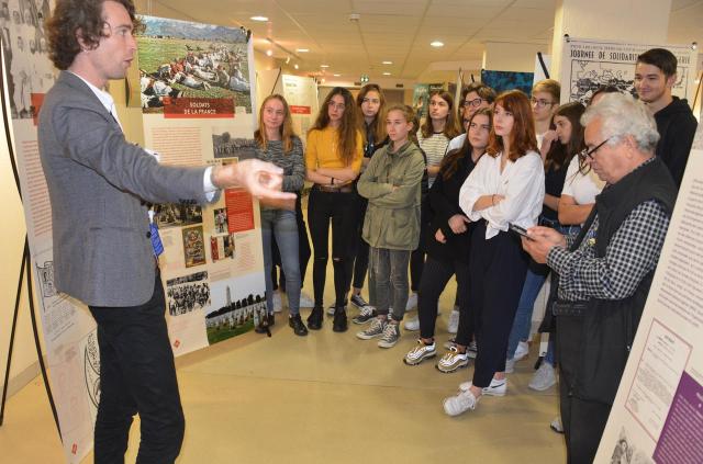 Paul Max Morin présentant l'exposition "La guerre d'Algérie. Histoire commune, mémoires partagées ?" aux élèves de Terminale de Beaugency