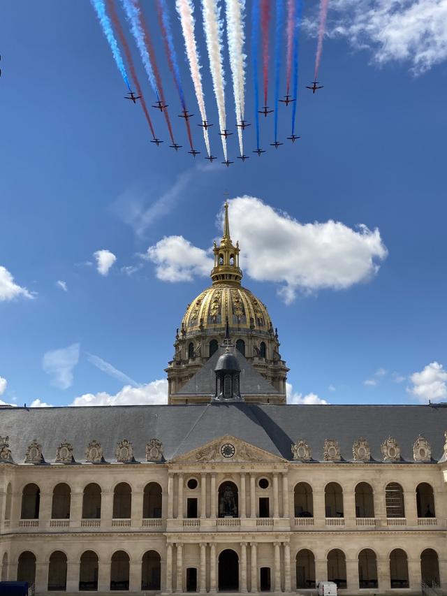 La Patrouille de France survole l'Hôtel national des Invalides