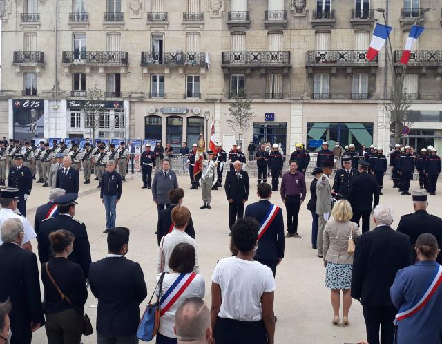 Remise des Croix du combattant et exposition "La Citoyenneté" en arrière plan