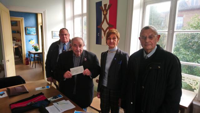 Remise d'un chèque par l'UFAC 08 pour le Bleuet de France