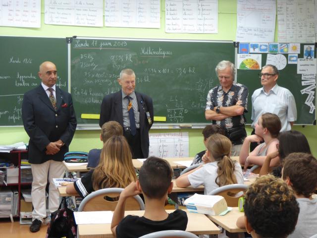 De gauche à droite : M. GOURIO directeur du SD, M. SIMONI ancien combattant et membre du jury, M. VILAREL arrière petit fils du poilu choisi par la classe de la Feuilleraie, et M. CRISCUOLO délégué général du Souvenir Français.