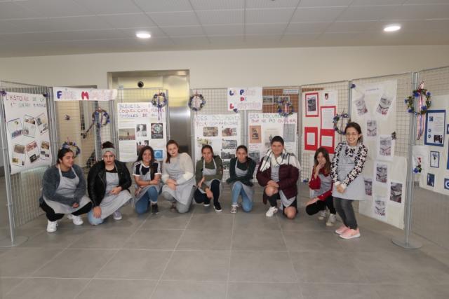 Une des classes ayant participé au projet « Faire Mémoire » devant les panneaux de l’exposition