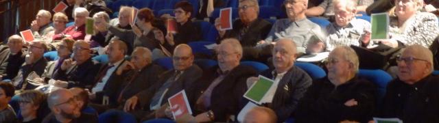 les participants répondent à l'aide de panneaux verts et rouges