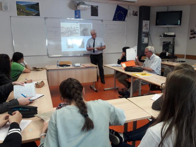 table ronde autour des témoignages sur la guerre d'Algérie avec des élèves des classes citoyenneté et défense du lycée Louis Armand