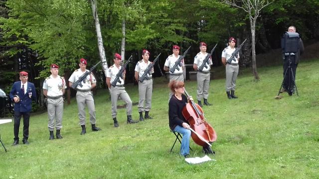 la violonceliste accompagne les élèves