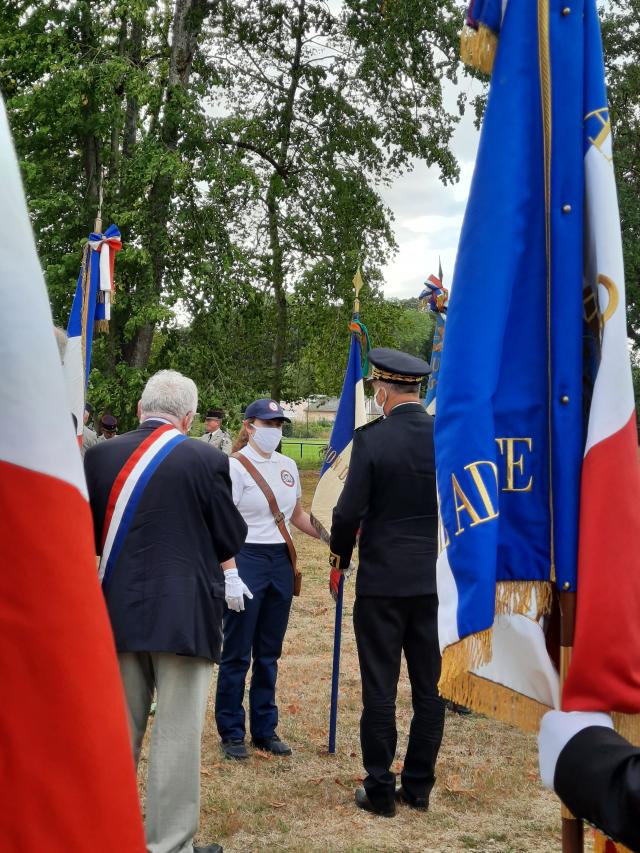 M. Lamontagne, préfet des Ardennes et M. Laménie, sénateur, saluent Juliette