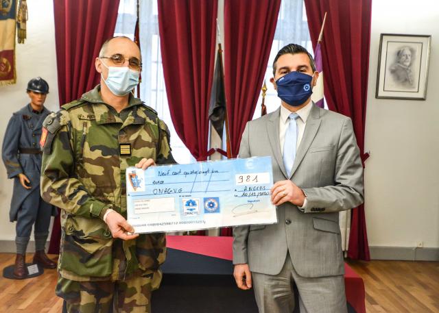 Le colonel RICHAUD tend le chèque pour le Bleuet au directeur du service départemental de l'ONACVG de Maine-et-Loire