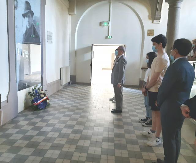 Recueillment devant le portrait de Jean Moulin