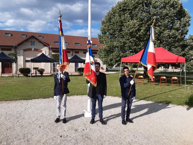 Amir, Quentin et Tom, jeunes porte-drapeaux du département.