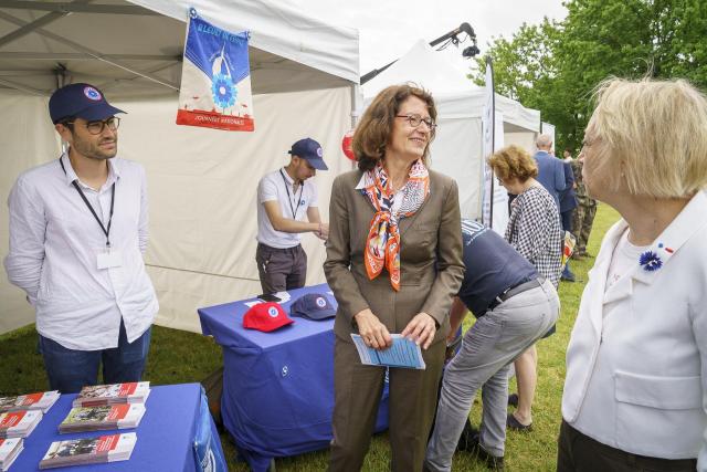 Visite du stand par la SGA du ministère de la défense et la DG de l'ONACVG