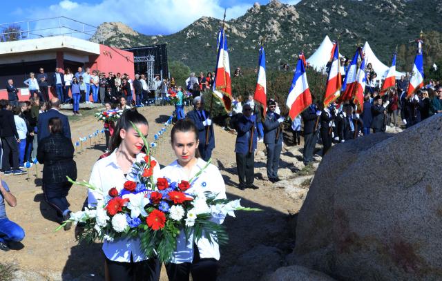 Dépôts de gerbes par les scolaires