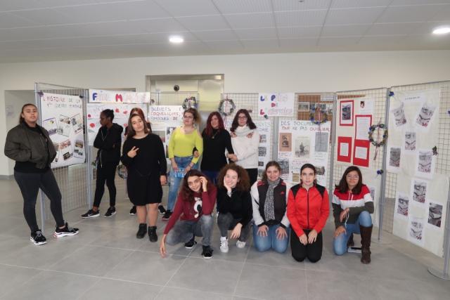 La classe de 2ème année de CAP fleuriste devant l'exposition