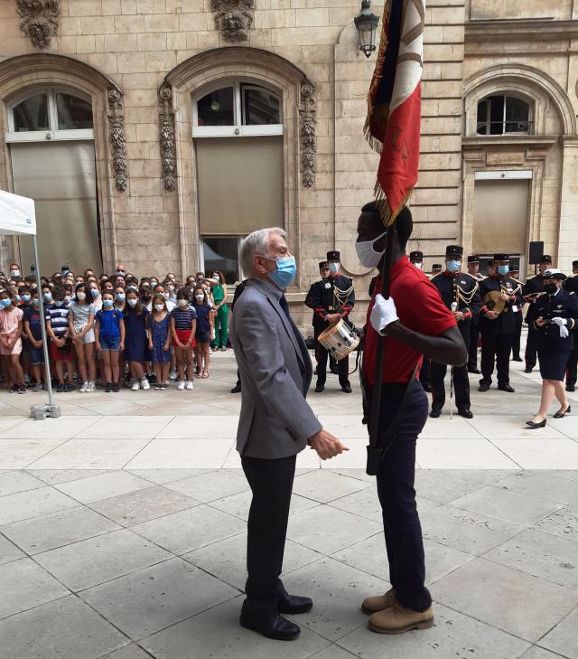 Remise du drapeau des MUR à Hassan au nom de l'ONACVG