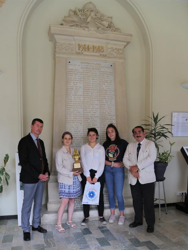 devant le monument aux morts pour la France du Lycée