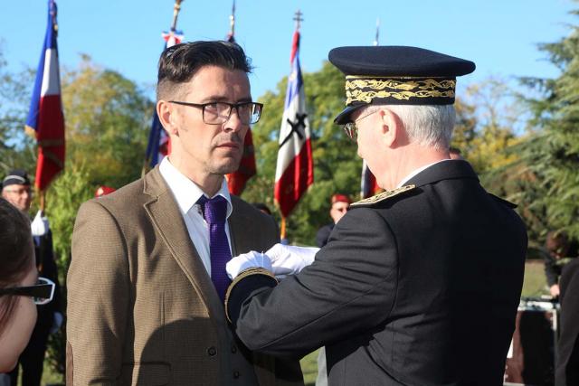 Monsieur le Préfet remettant la croix du combattant à un récipiendaire. © Daniel Dicharry.