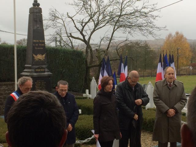 Les autorités dans le carré militaire où repose Augustin TREBUCHON, dernier mort aux combats de la Grande Guerre.