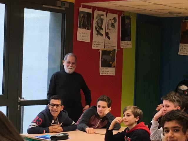 Jean Pierre, descendant de l'un des fusillés, répond aux nombreuses questions des collégiens