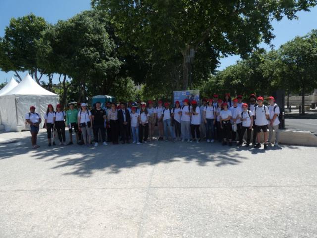 Tous les participants esplanade Charles de Gaulle.