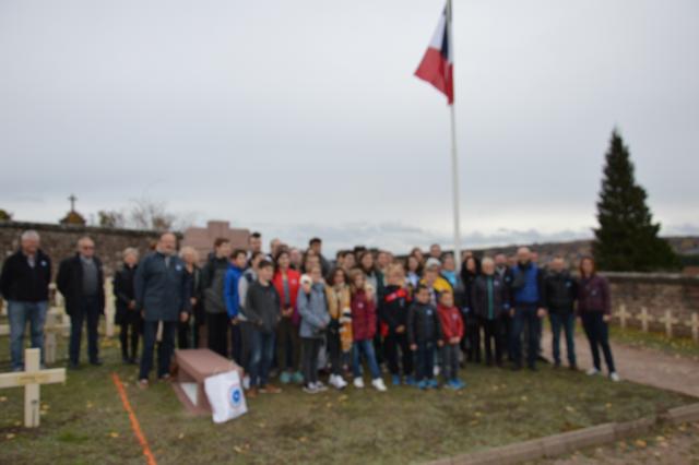 L'équipe d'installation entourée des agents de l'ONACVG