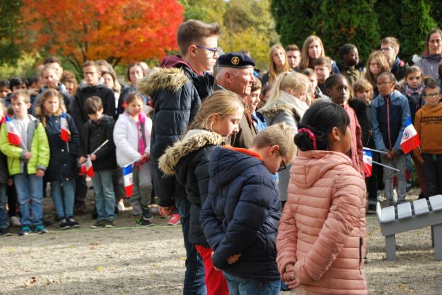 Les élèves des écoles et collèges de Sainte-Anne d'Auray ont activement participé à la cérémonie organisée à la nécropole nationale