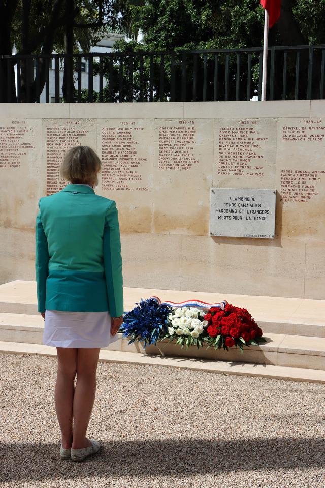 Dépôt de gerbe au consulat général de France à Casablanca.