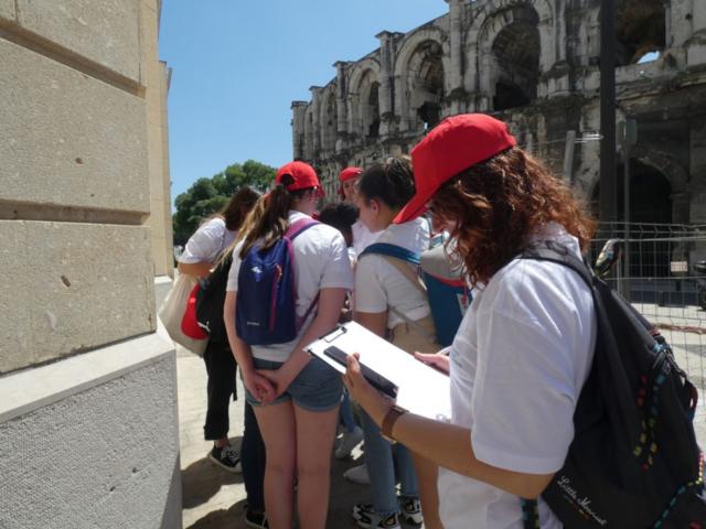 En pleine course entre le palais de justice et les arènes.