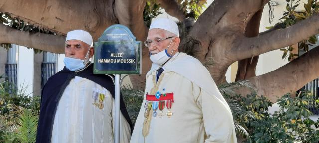 Hommage autour de la plaque de M. Moussik