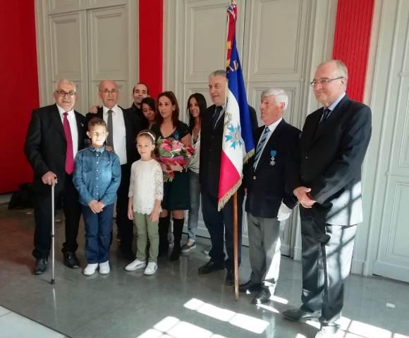 La récipiendaire avec sa famille, le maire, le président de l'ARACAN et le président de l'ONM