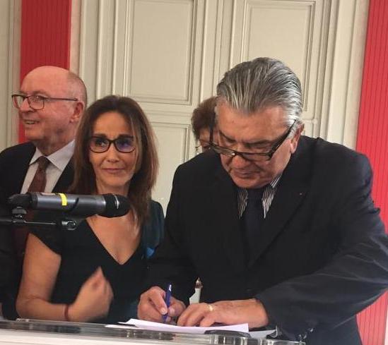 M le maire signant le procés verbal de remise