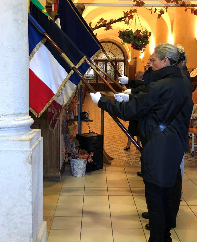 Les porte-drapeaux lors de la cérémonie