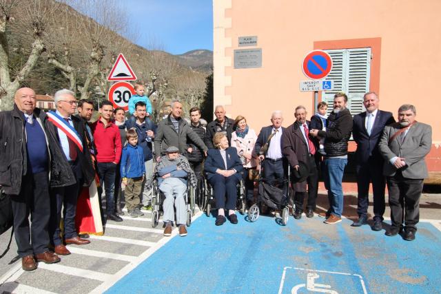 La famille Barin devant la plaque des frères Barin