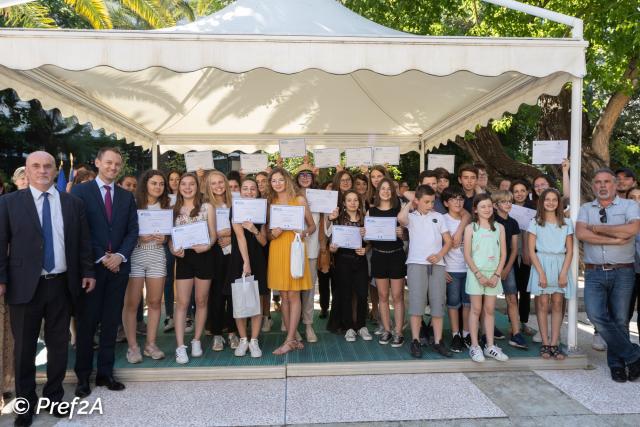 les lauréats récompensés dans les jardins de la préfecture d'Ajaccio