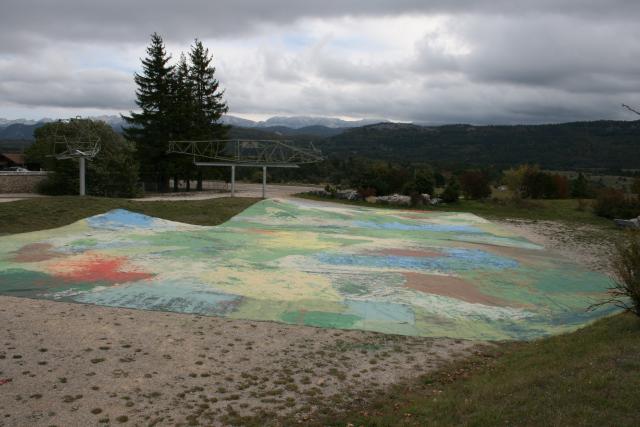 La peinture de Nicolas Daubanes, aux pieds des vestiges des planeurs allemands