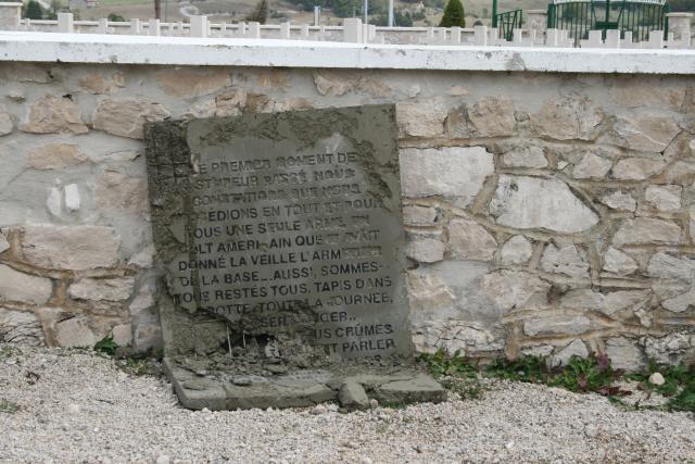 La plaque de béton sucre jouxtant la nécropole