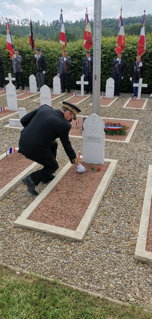 Dépôt d’une rose par M. Christian VEDELAGO, secrétaire général de la préfecture des Ardennes