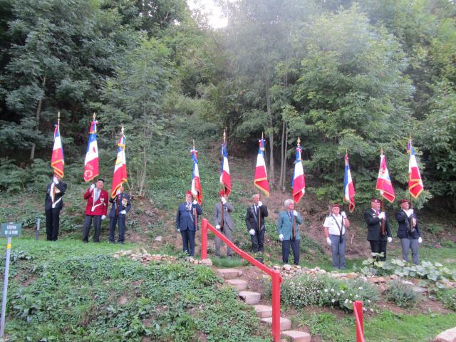 les porte drapeaux sur le sentier forestier