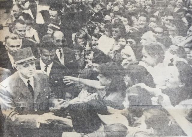 Bain de foule du Général de Gaulle au Puy-en-Velay