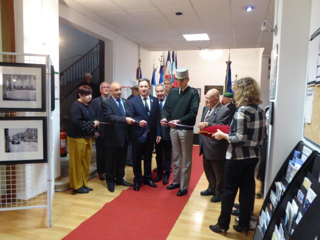 Les autorités inaugurant l’exposition labellisée « Centenaire » et intitulée « 14-18 La Grande Guerre, - La vie dans les tranchées »