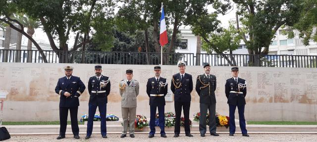 Les autorités militaires devant le Mur du Souvenir