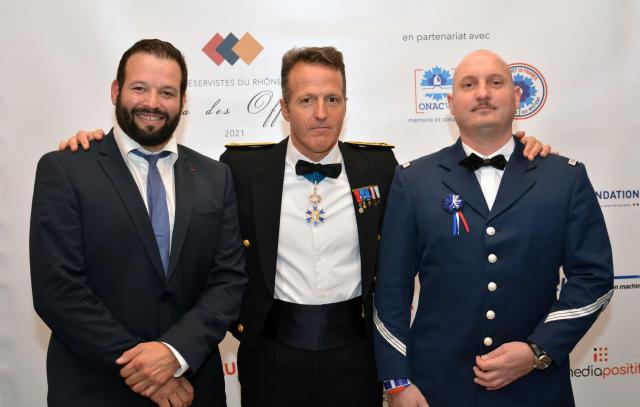 Messieurs Jocelyn TRUCHET et Guillaume VASSON, grands blessés de guerre accompagnés du général de corps d’armée Gilles DARRICAU, Gouverneur militaire de Lyon