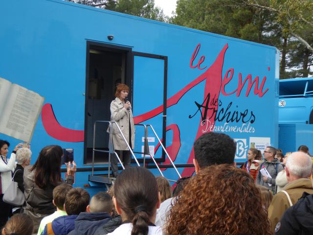 Madame Corte, petite-fille du « dernier Poilu » français, Lazare Ponticelli, s’adressant aux jeunes en amont des visites. 