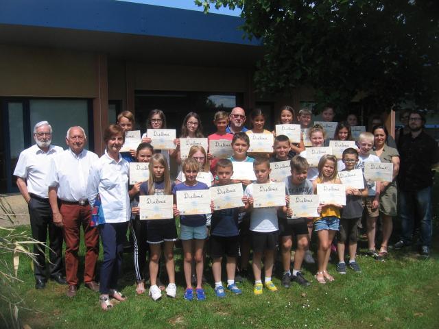 Remise des prix à la classe d'Auvillers-Eteignières, 1er prix départemental et régional