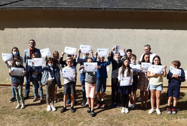 Les élèves de l'école "Les p'tits Capellaudains" avec leur diplôme de petit artiste de la Mémoire