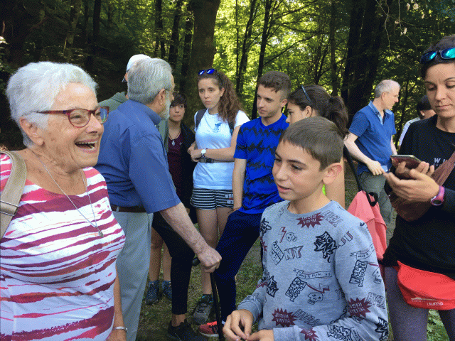 Pas de répit pour Paul et Josette ! Même une fois la séance de témoignages officiellement levée, les jeunes ont continué à poser des questions.