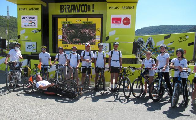 Les participants devant le podium