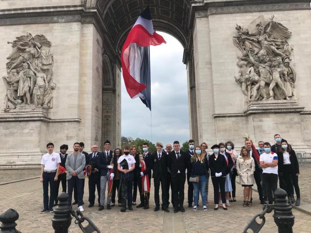 Les porte-drapeaux au ravivage de la flamme le 14 juillet 2021