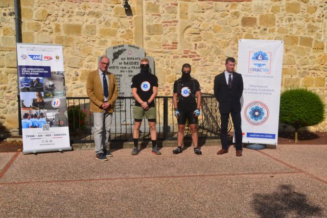 arrivée en Ariège, arrêt aux monument aux morts de Gaudiès