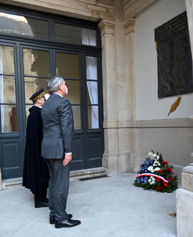 dépôt de gerbe par monsieur Pascal MAILHOS et M. Christophe GUILLOTEAU, président du Conseil Départemental du Rhône