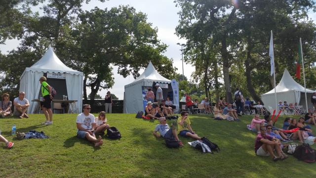 Le public du Decastar devant le stand de l'ONACVG.