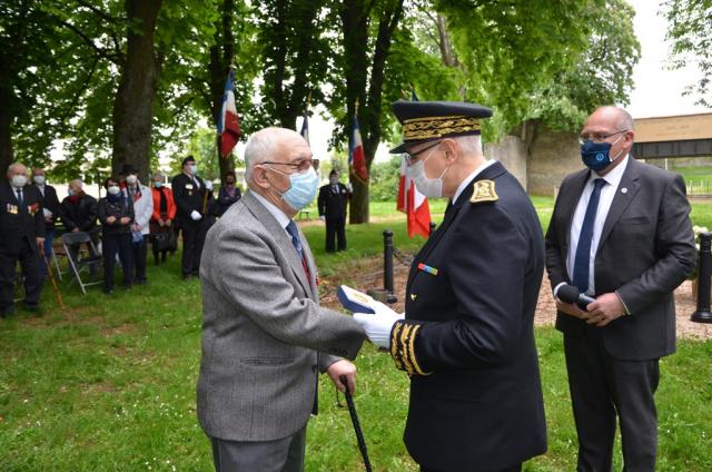 Remise de la médaille d'or de l'ONACVG à M. Suillerot. 